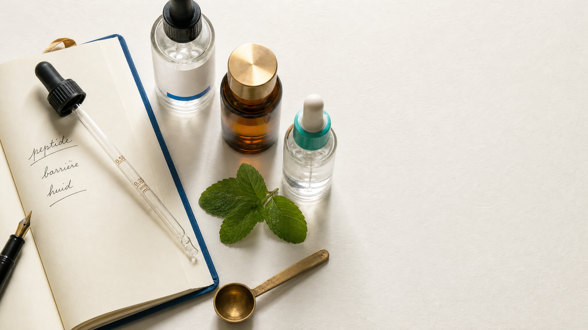 Peptide Checker tool — workspace met serum-bottles en notitieboek